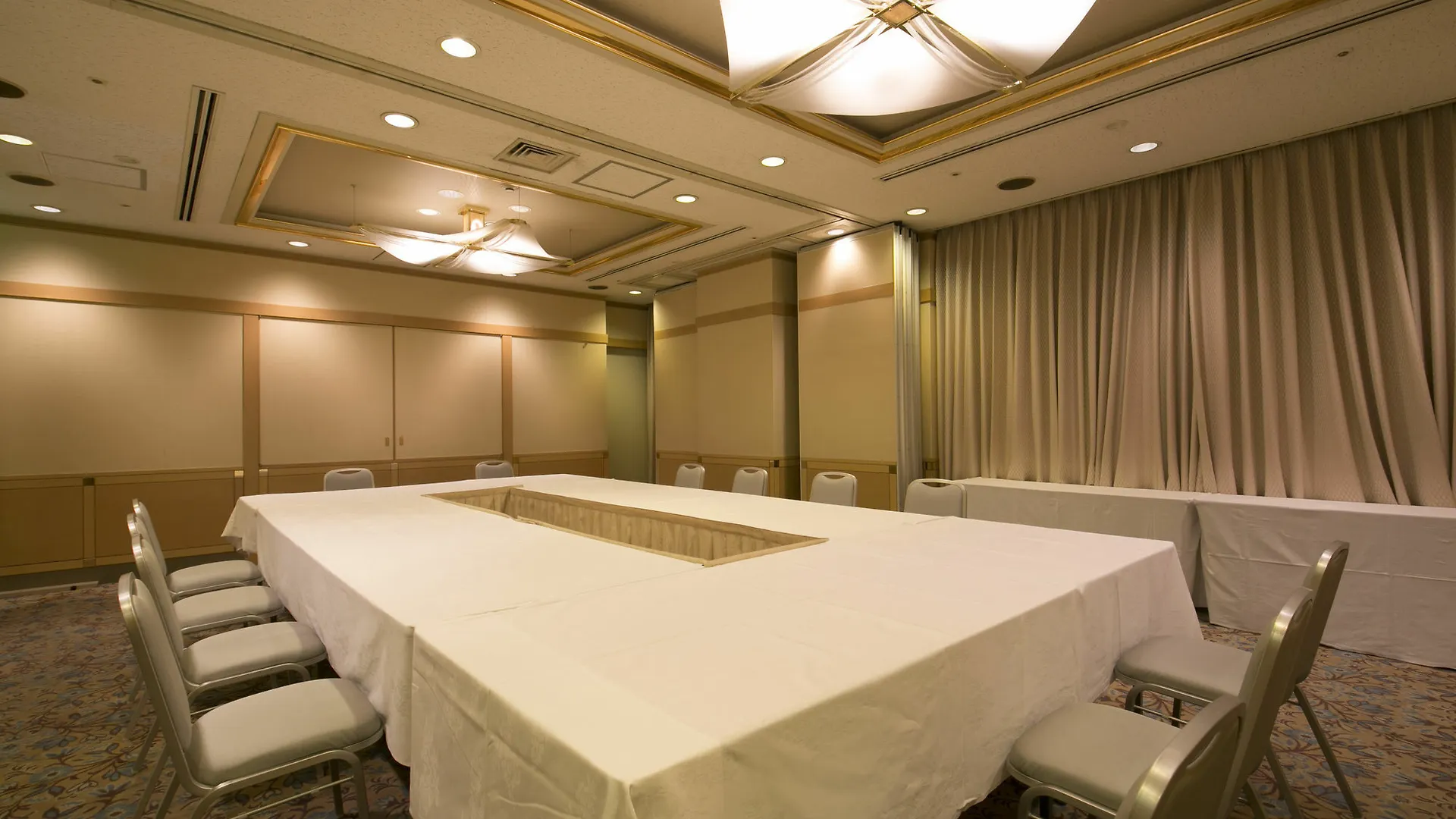 Shin Osaka Washington Hotel Plaza 3*,